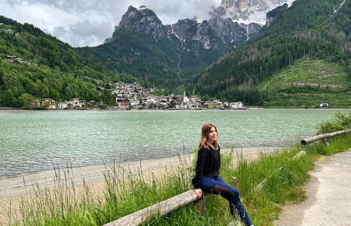 Pueblo de Alleghe en Dolomitas junto al lago