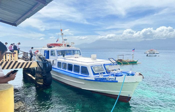 Ferri en un puerto de Filipinas