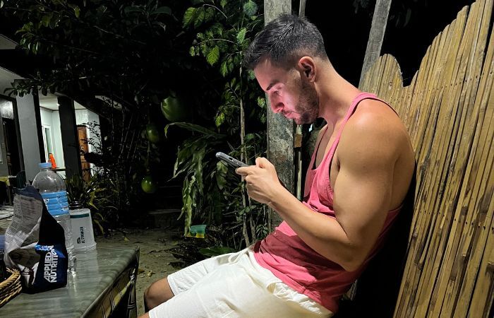 Héctor usando su movil con plan de datos en Filipinas