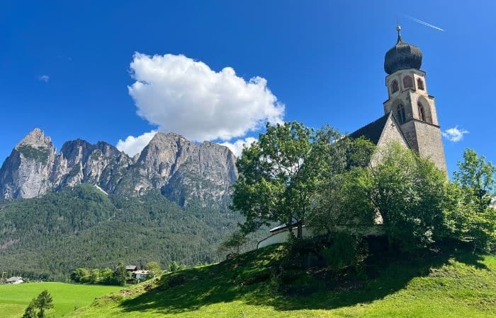 iglesia alpina dolomitas
