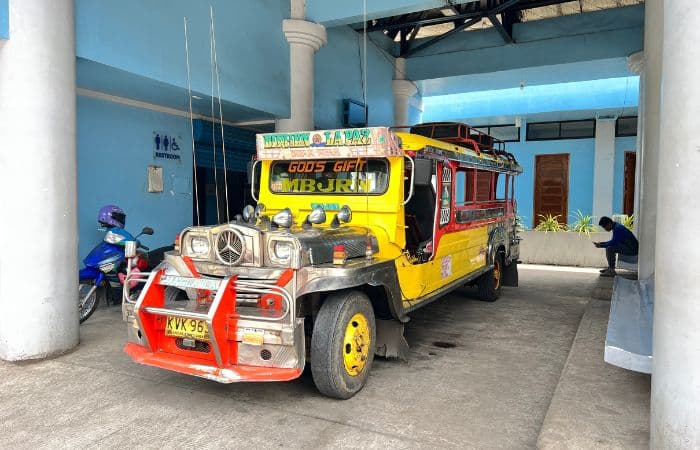 Jeepney aparcado en Filipinas