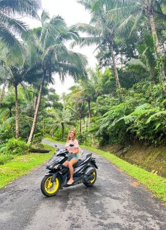 Mireia en moto en Filipinas