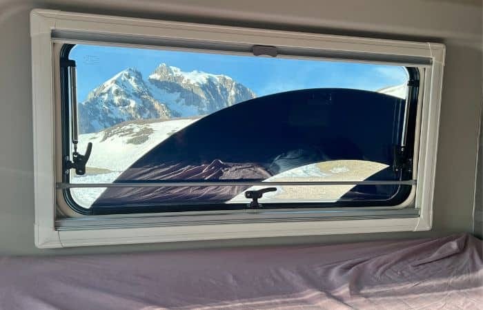 Paisaje alpino en Dolomitas con picos rocosos