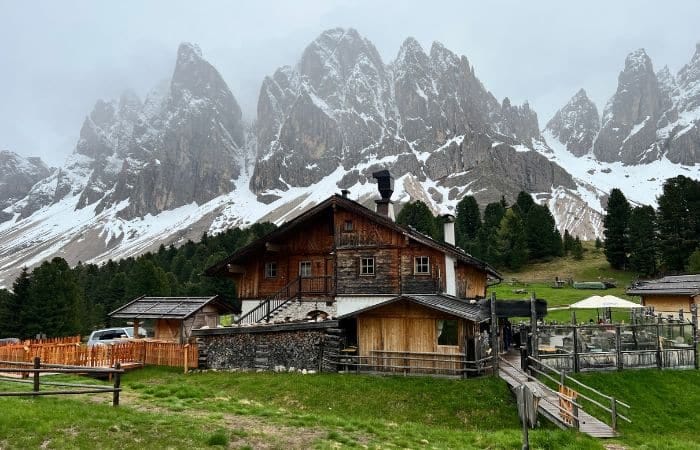 Refugio Odle durante una ruta de senderismo en Dolomitas