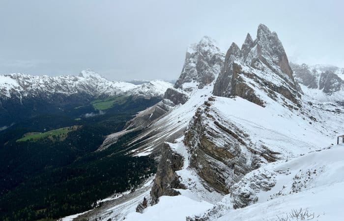 Cresta inclinada de Seceda con vistas al valle en Dolomitas