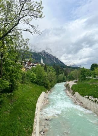 Val di Fassa en Dolomitas con prados alpinos y pueblos de montaña